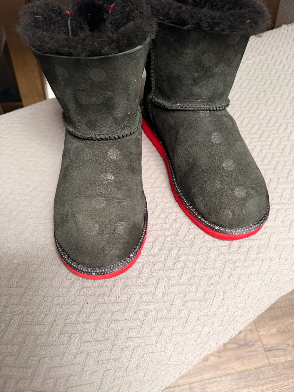Minnie-UGG Black Shearling-Lined Suede Boots with Red Trim
